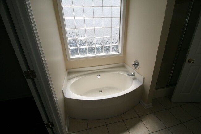 Building Photo - Willow Bend Home. 1st Floor Primary Bedroo...