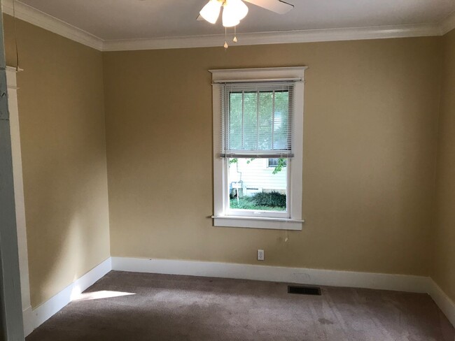 Building Photo - Adorable 2 Bedroom, 1 Bath in Shelbyville!