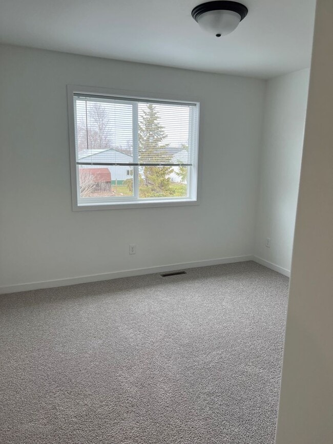 Building Photo - 4 Bed 3 Bath Twin Home