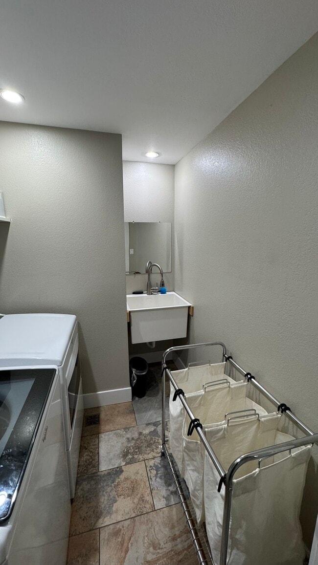 Building Photo - 505 Mt Hood Dr SW