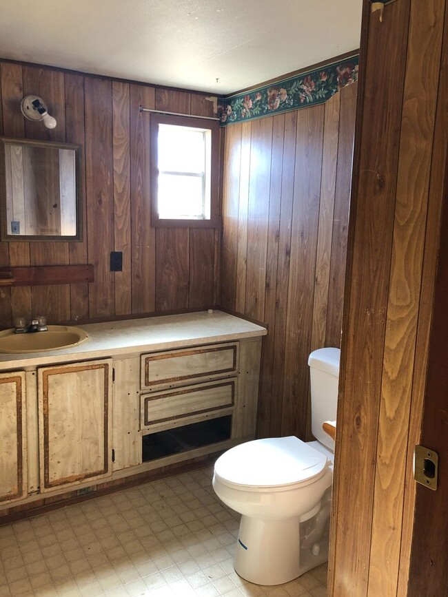 Building Photo - Trailer House; 3 bed 2 bath, covered patio