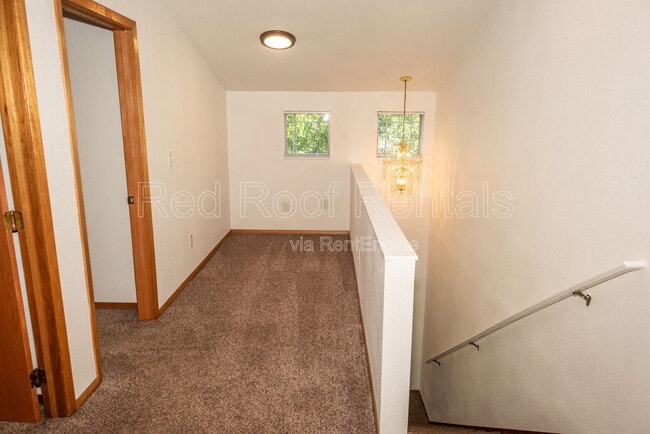Building Photo - 211 Varner Ave NE