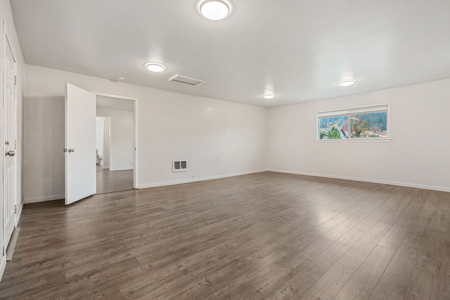 Building Photo - 1037 SW Cascade Ave