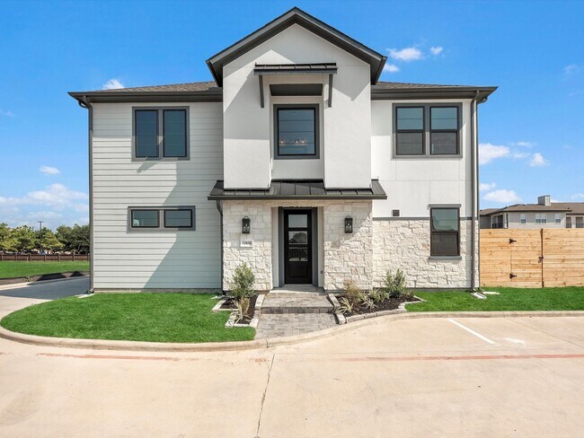 Building Photo - 12038 Royal Oaks Banner Wy