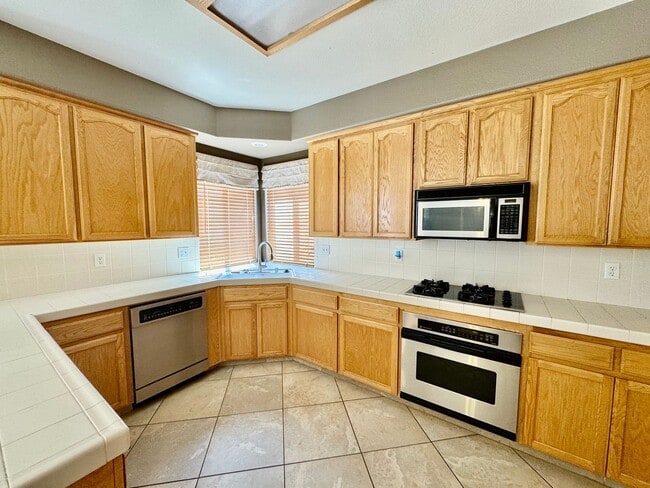 Building Photo - Spacious Two Story Home For Rent with all ...