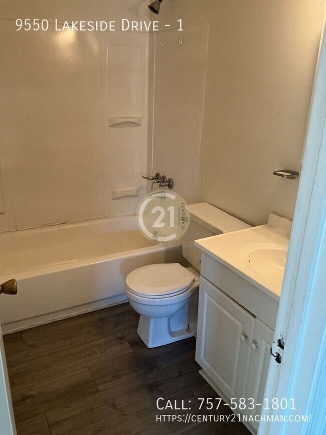 Building Photo - 9550 Lakeside Dr