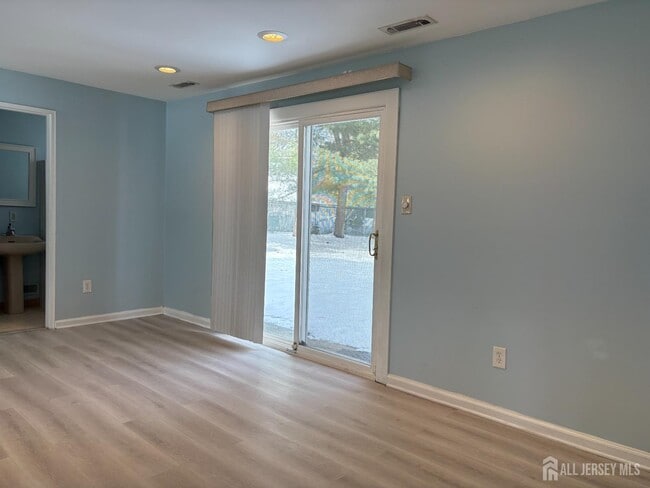 Building Photo - 31 Tall Oaks Dr