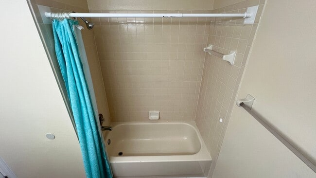 Building Photo - Bright & Spacious 3/2 Home with Huge Yard + Screened Patio — Lawn Care Included!