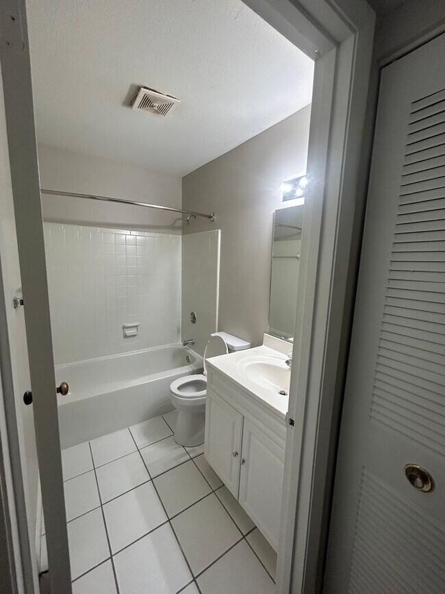 Building Photo - 320 Orchard Trace Ln