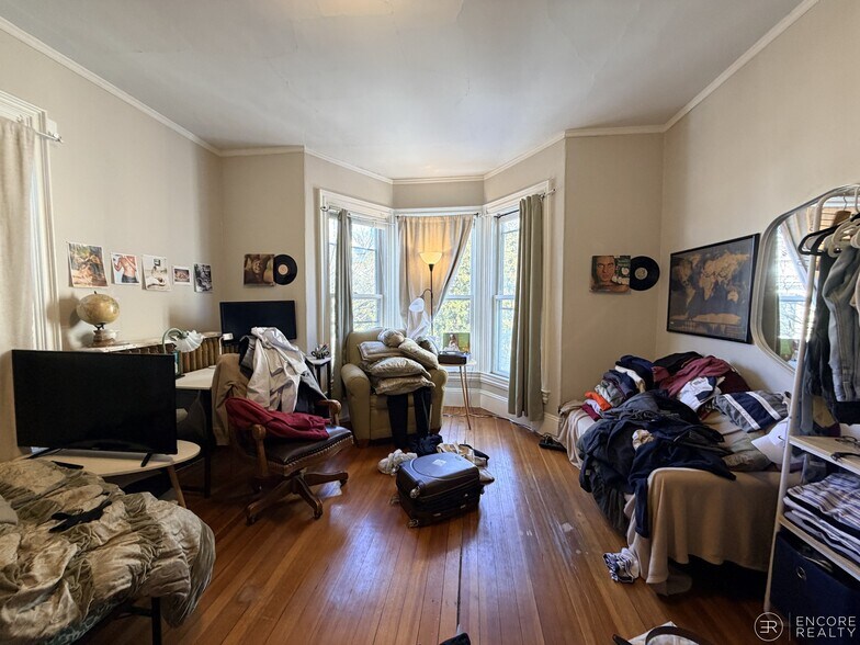 Building Photo - 8 A Forest St