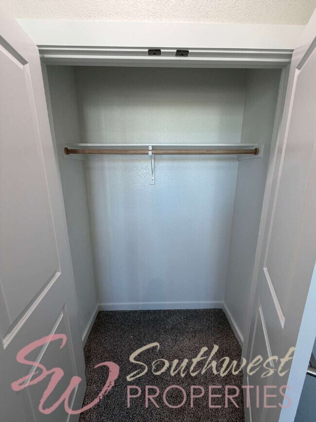 Building Photo - FOUR bedroom townhouse. Off campus living with easy, close to campus style!