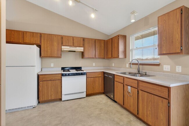 Building Photo - Charming 3 Bedroom with Garage!