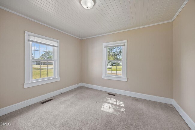 Building Photo - 302 W Main St