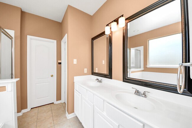 Building Photo - 13114 Oak Ledge Dr