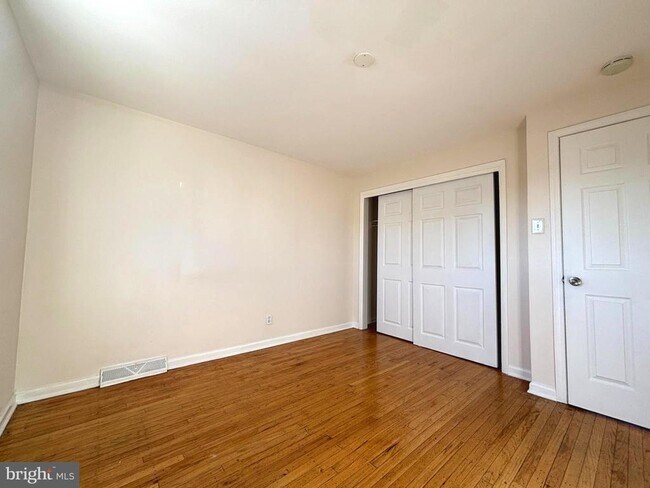 Building Photo - 819 Creek Rd