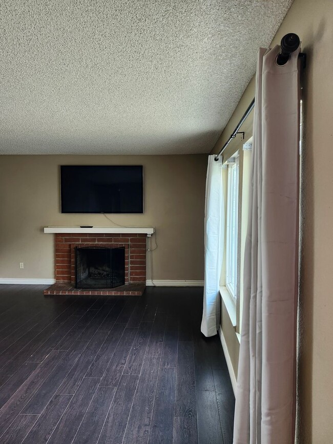 Building Photo - Inviting 3-Bedroom Home