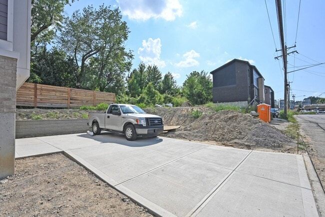 Building Photo - 3 Bed, 3.5 Bath - Modern, sleek & steps fr...
