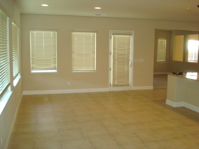 Building Photo - NICE 2 STORY 4+ BED, 3 BA, 3CAR, 3000+SQFT...