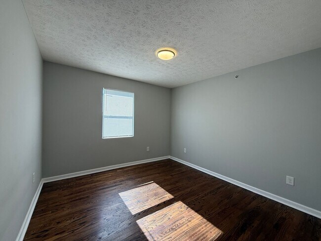 Building Photo - Completely Renovated 2 Bedroom / 2 Bathroom Apartment!