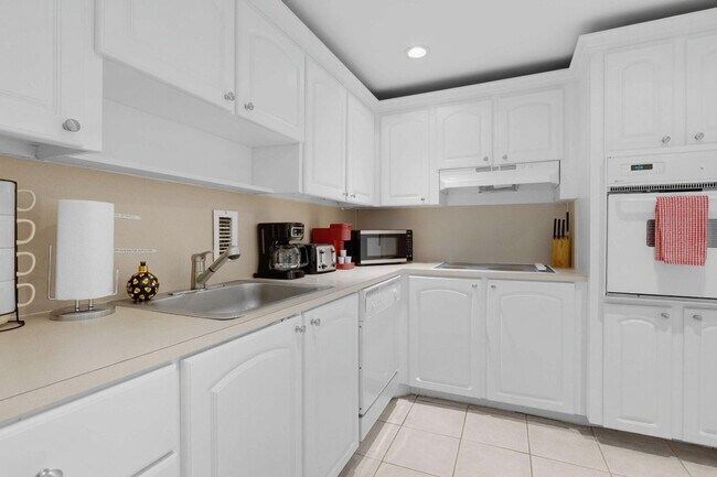 Building Photo - 3801 S Ocean Dr