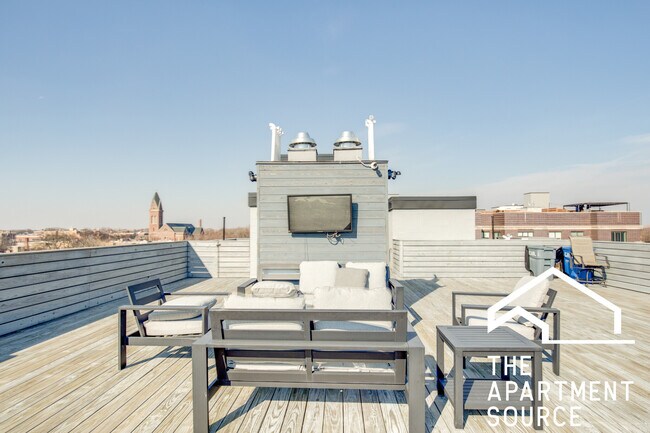 Building Photo - 2247 W Lawrence Ave