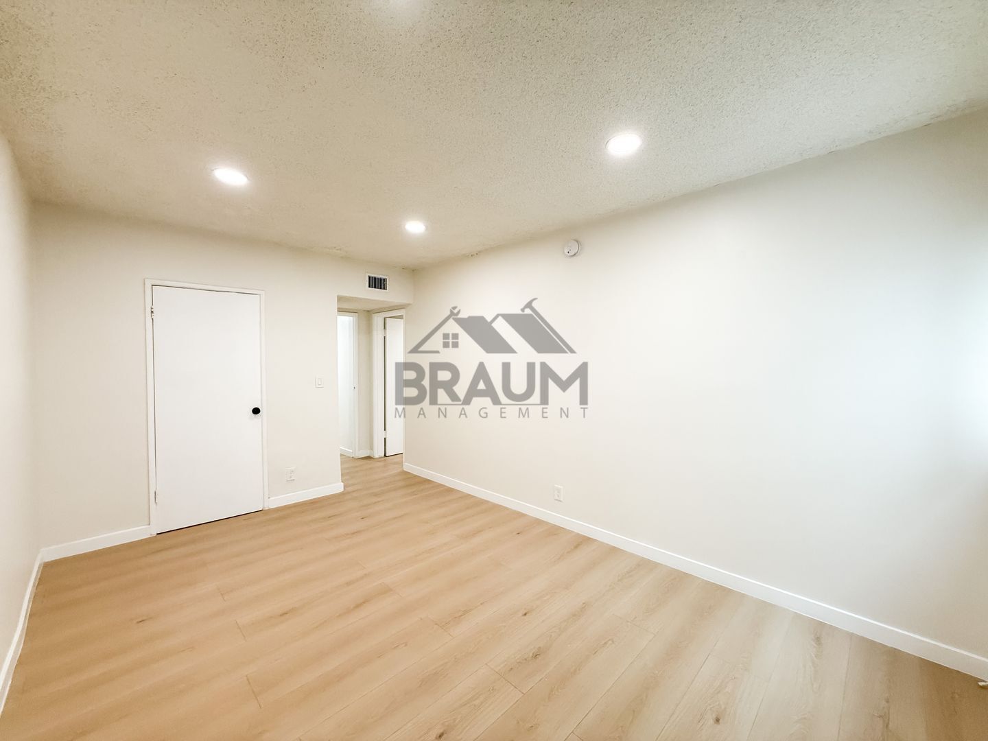 Building Photo - 5252 Hermitage Ave