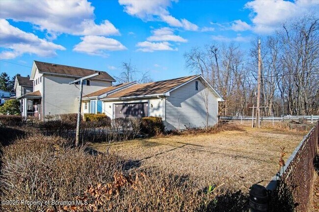 Building Photo - 134 Lampman St