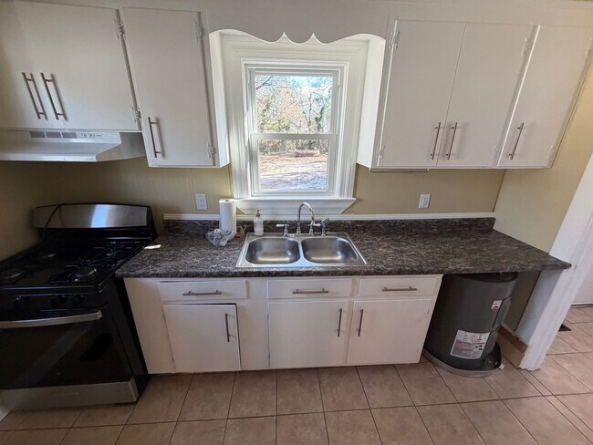 Building Photo - 2 Bedroom Brick House, Covered Porch, Hardwood floors, Central HVAC