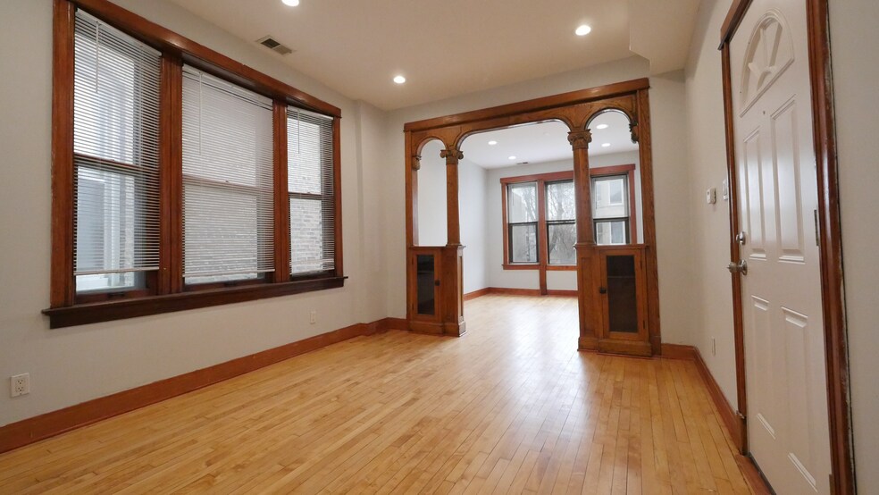 Building Photo - 1422 N Maplewood Ave