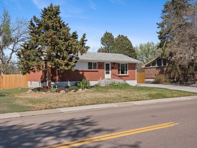 Building Photo - Spacious 5-Bedroom Ranch Backing to the High Line Canal in Littleton