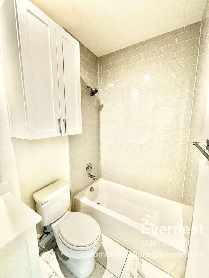 Building Photo - 2528 N Fitzhugh Ave