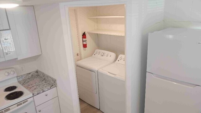 Building Photo - 200 W 1st St