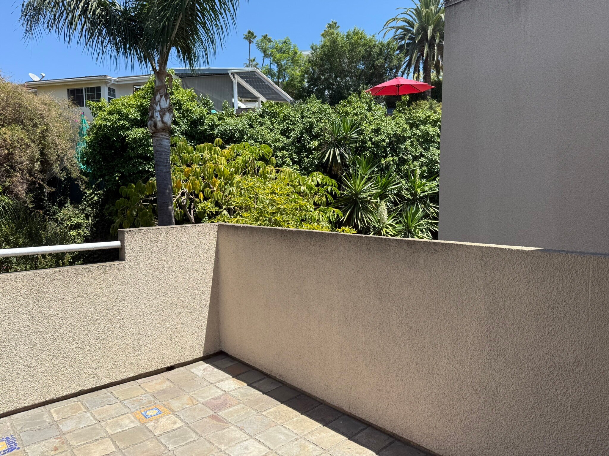 Building Photo - 2222 N Beachwood Dr