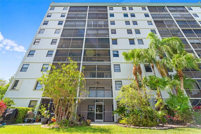 Building Photo - 2232 N Cypress Bend Dr