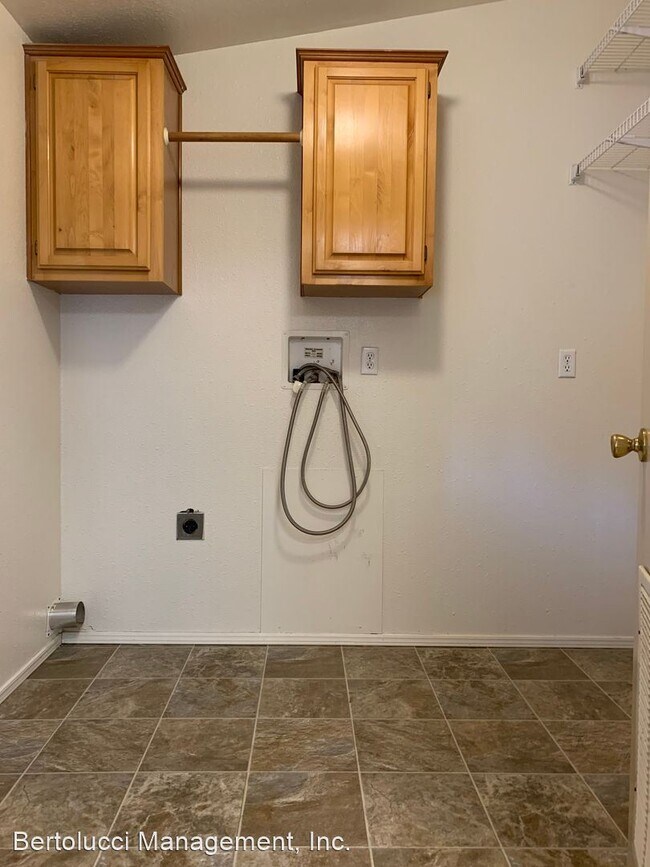 Building Photo - 3 br, 2 bath House - 40505 Hess Rd.