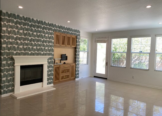 Building Photo - 5 bedroom, 3 bath Big Sky home!