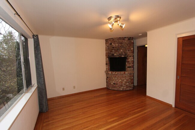 Building Photo - Contemporary North Berkeley 2 Bedroom Condominium