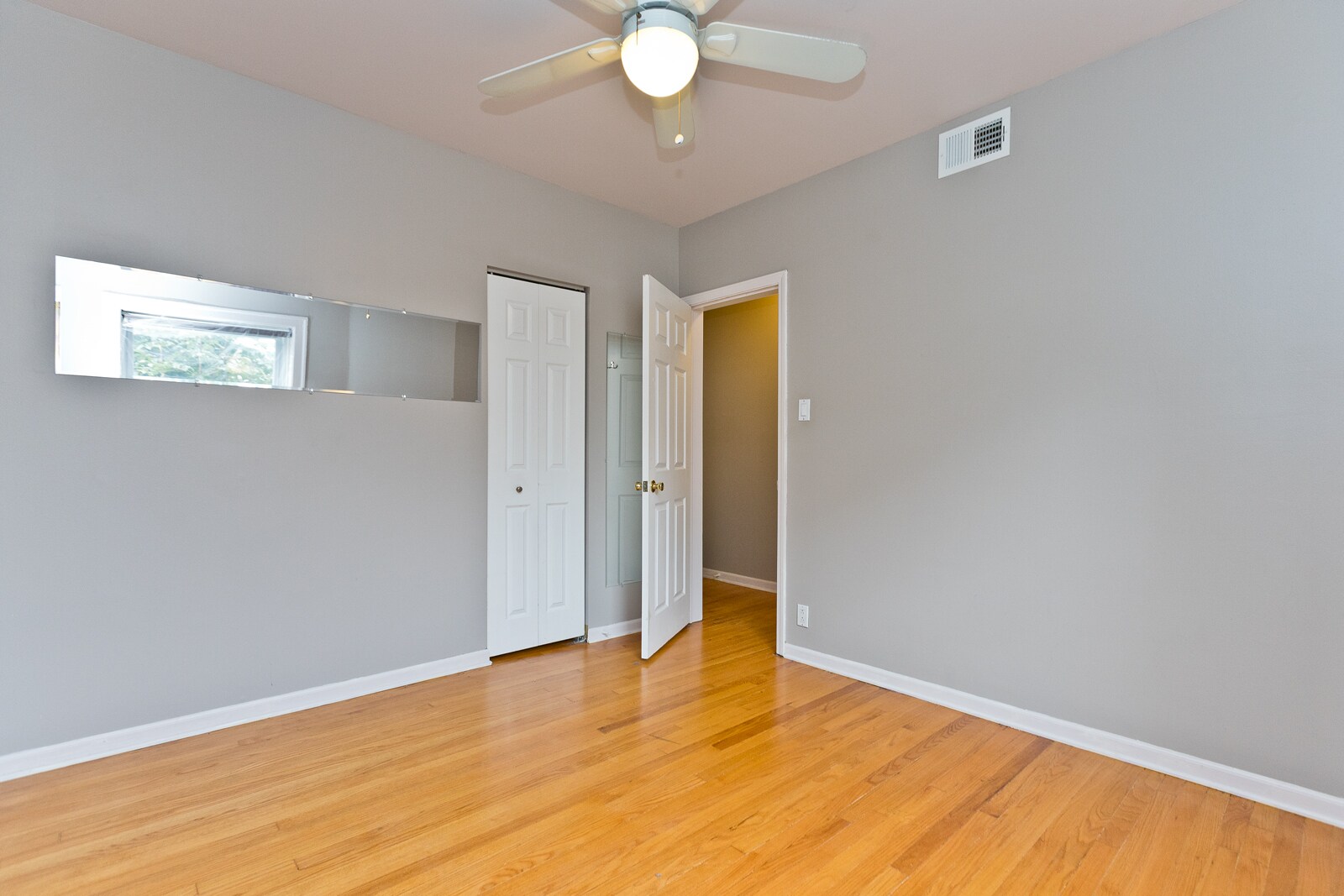 Building Photo - 4240 N Clarendon Ave