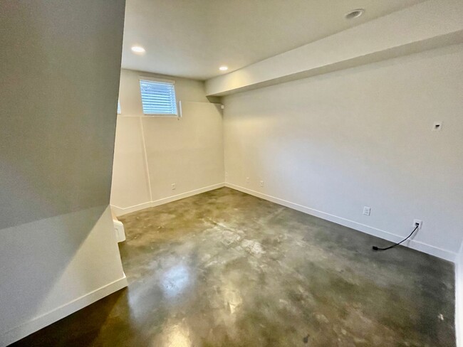 Building Photo - Exceptional Fremont Townhome - Amazing Loc...