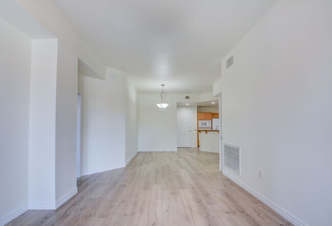 Building Photo - Park Avenue Mid Rise Condo. All HOA Amenities