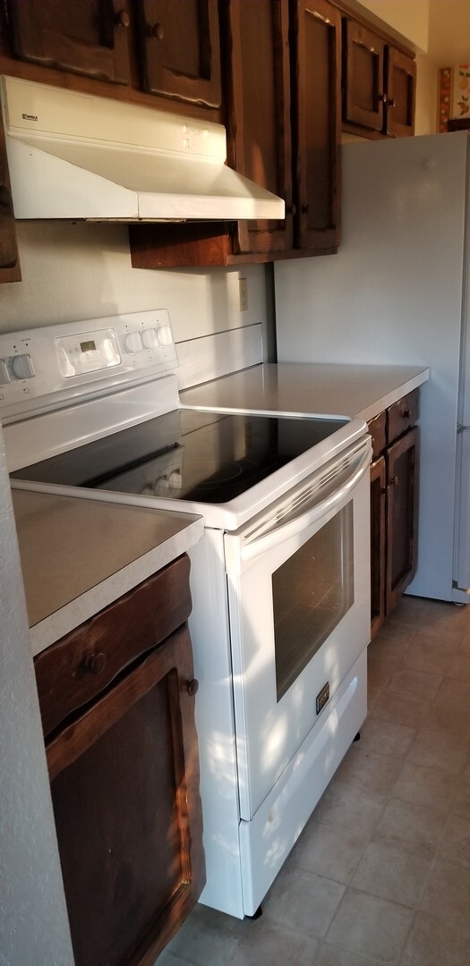 Building Photo - 3 bedroom, 2 bathroom home in well established neighborhood.