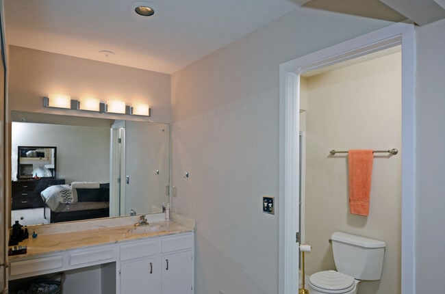 Building Photo - Wonderful 3 Bed 2 Bath Townhome in Little Canada