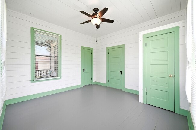 Building Photo - 313 S Blackwell St