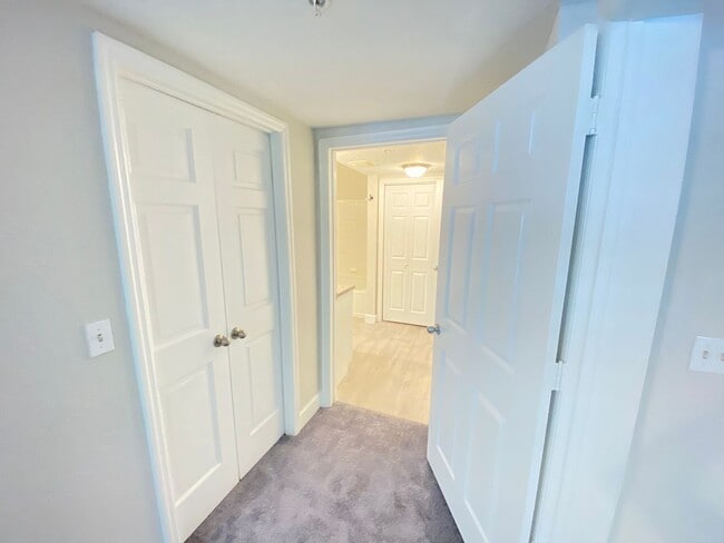 Building Photo - Downtown stunner! 1-Bed / 1-Bath in the Gr...