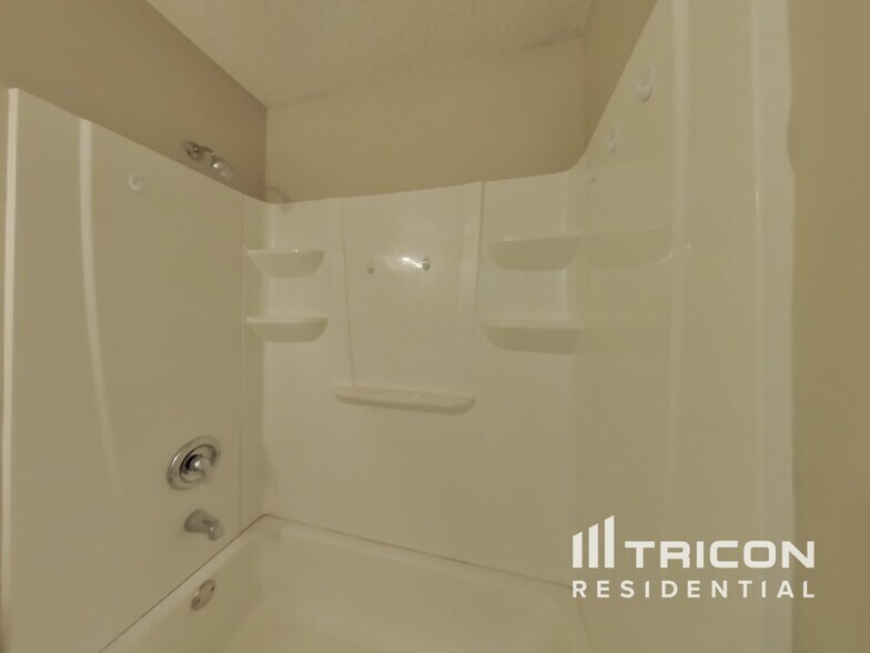 Building Photo - 2600 Malibu Cir