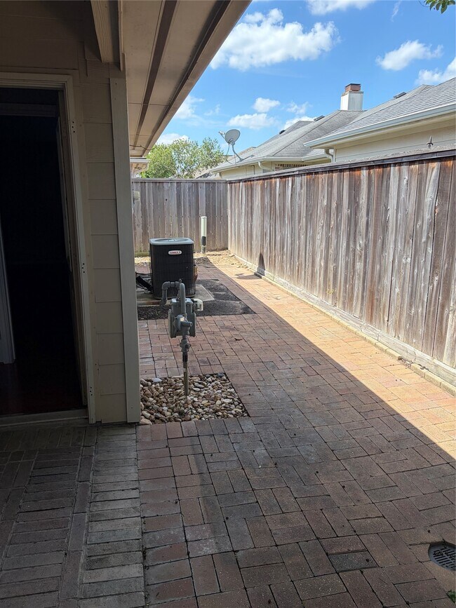 Building Photo - 15939 Cottage Ivy Cir