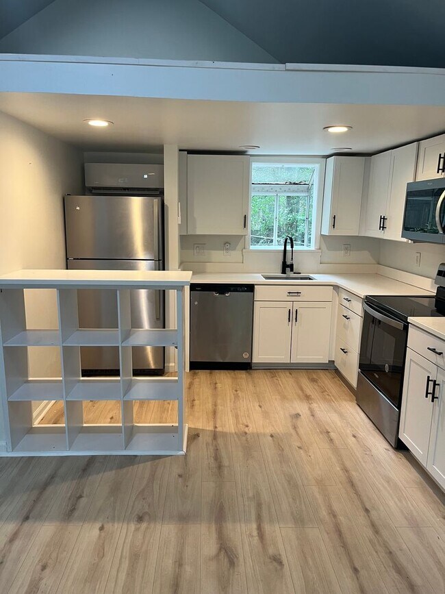 Building Photo - Renovated 1 Bd/ 1 Ba Cottage w/ Loft Walki...