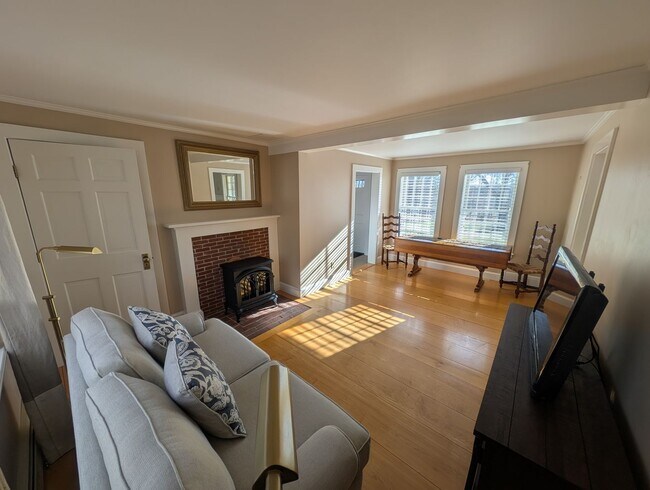 Building Photo - Beautiful 2 Bedroom House