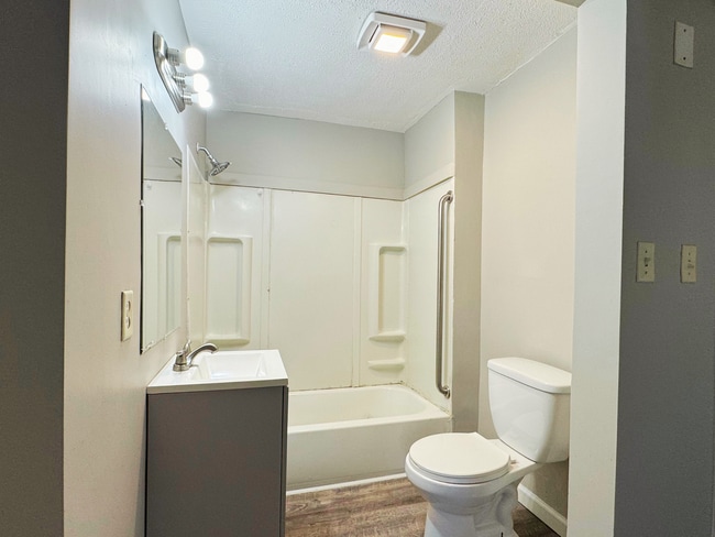 Building Photo - 3 Bedroom East Ridge House