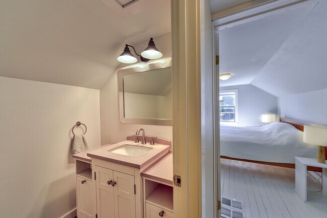 Building Photo - Beautiful Craftsman Bungalow on the edge of the Historic Fort Russell Dristrict